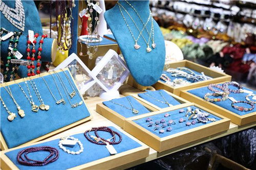 雙節(jié)同歡慶 樂購(gòu)在華豐 鞋帽零售市場(chǎng)迎來消費(fèi)熱潮